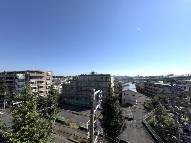 アンビシャス府中武蔵野台の展望|目の前に高い建物が少なく、空の広がりを感じられる開放的な眺望。