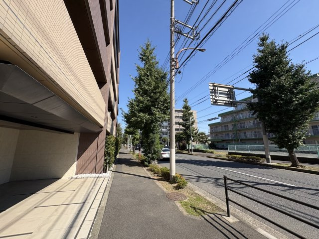 アンビシャス府中武蔵野台の周辺|マンション前です。