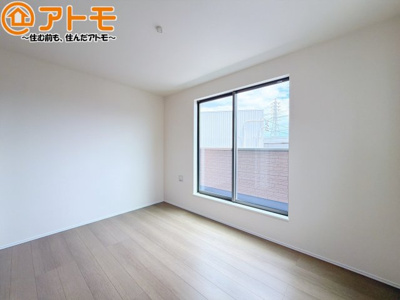 【寝室】 | 島田市中溝町　新築戸建　全1棟 | バルコニーに面したお部屋なので、布団などの大きなものも楽々干せます♪