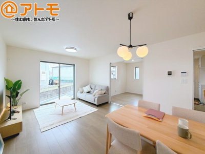 【居間・リビング】 | 島田市中溝町　新築戸建　全1棟 | 日当たりのよいリビングは、一年を通してぽかぽかとしています。家族が自然と集まる空間になりそうですね♪