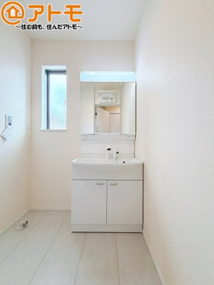 【独立洗面台】 | 島田市中溝町　新築戸建　全1棟 | 三面鏡の中は収納になっているため、スッキリとした洗面台を保つことができます♪