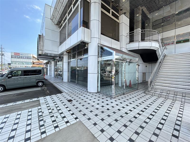 東海市加木屋町柿畑の店舗一部のエントランス