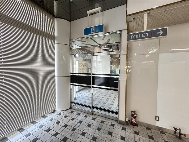 東海市加木屋町柿畑の店舗一部のエントランス