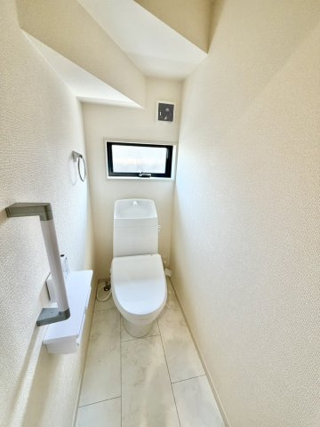 リーブルガーデン泉佐野市鶴原８期　新築戸建のトイレ