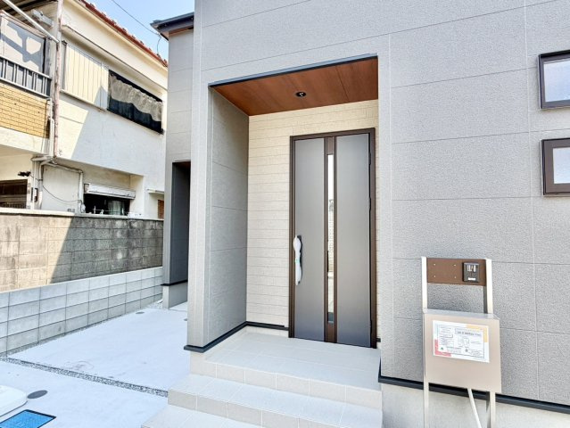 リーブルガーデン泉佐野市鶴原８期　新築戸建の玄関