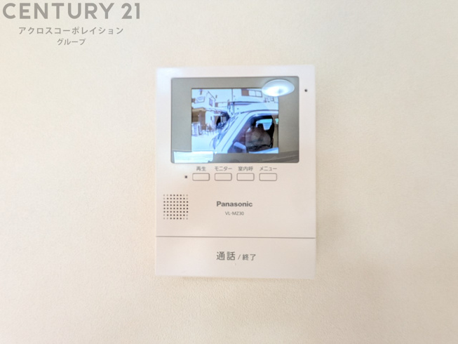 訪問者が来たときにテレビ画面で確認できるため、安心してドアを開けられます。録画機能があるものもあり、留守中に来訪者を記録しておくことができます。利便性が高く、セキュリティ面でも安心です。