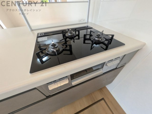 多数の調理器具を同時に使用でき、料理の効率化が可能。省エネで節約になり、様々な料理スタイルに適応できます。また、火力調整が独立しており、手入れや掃除もしやすく、今よりもっとお料理が楽しくなるかも。