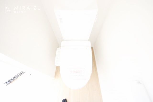 【トイレ】 | 空気の換気と窓からの光の明るさに配慮した清潔感のあるトイレ、ご自分の好きなアロマや芳香剤を置いて落ち着く空間を演出、一人になれる空間ですから、リラックスしたいですね。
