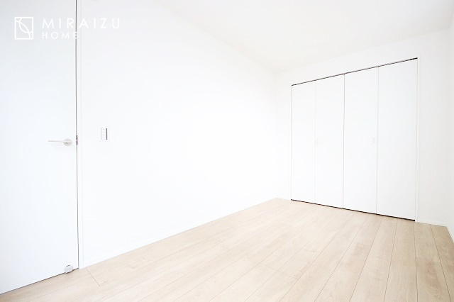 【寝室】 | 広さのある洋室は、ご夫婦様の寝室にぴったりですね。ご主人様の趣味のものや書斎などにも使用できるくらいの広さが嬉しいです。収納もばっちり完備してますのでお荷物が多いご家族様も安心してお暮しいただけます！