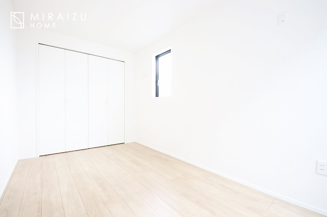 【子供部屋】 | お子様のお部屋にも主寝室にも使えますね。窓が二面についていますので採光もばっちり、空気の入れ替えもOK！自分のお部屋を持ちたいお子様の夢を叶えます！