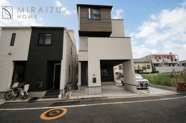 【外観】 | 青く澄み渡った綺麗な空と、陽の光をたっぷりと受ける、そんな新築住宅で新生活をスタートしてみませんか？見学・ご相談等、ミライズホーム(株)までお気軽にご連絡下さい。