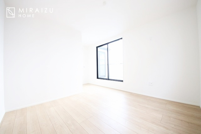 【寝室】 | 収納あり、自然な採光ありの洋室。家族みんなが気持ち良く目覚められる、過ごしやすい主寝室などにもお勧め。もちろん、ペットもご一緒に。