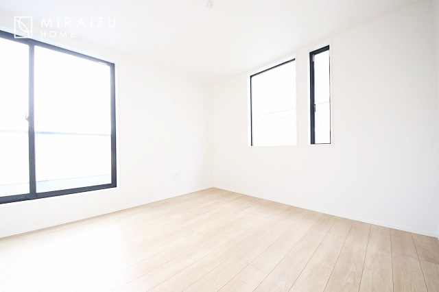 【子供部屋】 | 床のフローリングもオシャレな洋室が嬉しいです。独立性のある住宅ですので、各居室それぞれ、テイストの違うお部屋インテリア造りをしても面白いかもしれませんね！