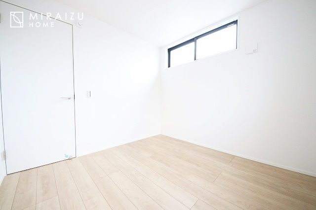【洋室】 | 小鳥の鳴き声で目覚める朝、爽やかな風が入ります。太陽の陽射しでお洗濯物がカラッと乾き、気持ちの良い洋服とお布団で快適に過ごせます。