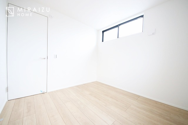 【収納】 | 収納あり、自然な採光ありの洋室。家族みんなが気持ち良く目覚められる、過ごしやすい主寝室などにもお勧め。もちろん、ペットもご一緒に。