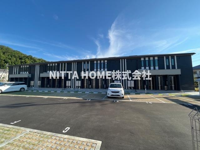 ラ　グリシーヌＡ棟の駐車場|敷地内に駐車場があります◎