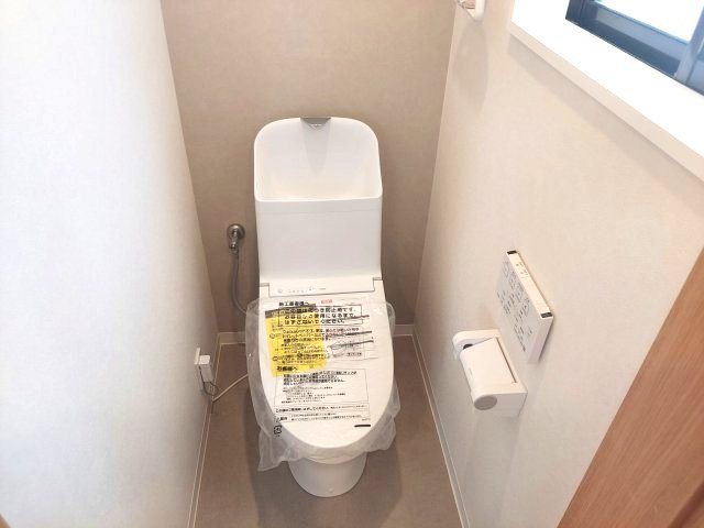 宝塚市米谷1丁目一戸建のトイレ|2階トイレ　温水洗浄便座付き