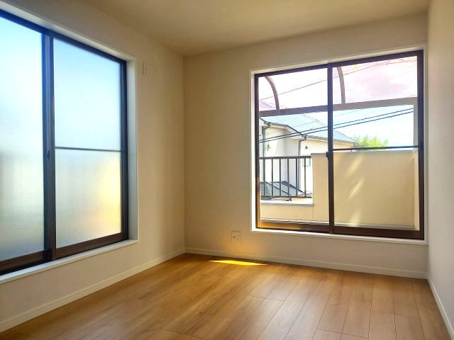 宝塚市米谷1丁目一戸建の洋室|2階東側洋室約6帖