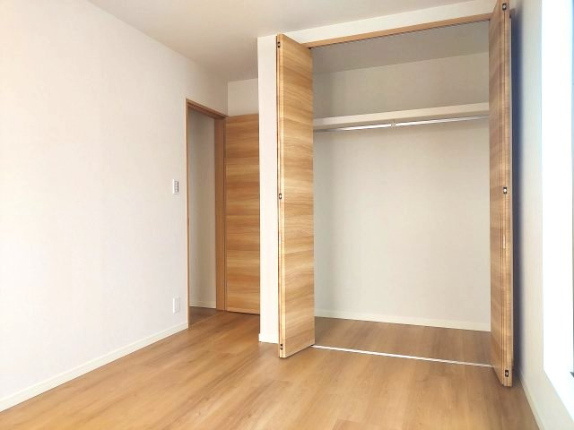 宝塚市米谷1丁目一戸建の洋室|2階東側洋室約6帖