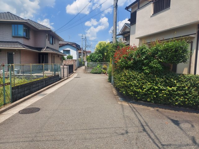 宝塚市米谷1丁目一戸建の前面道路含む現地写真|南側前面道路