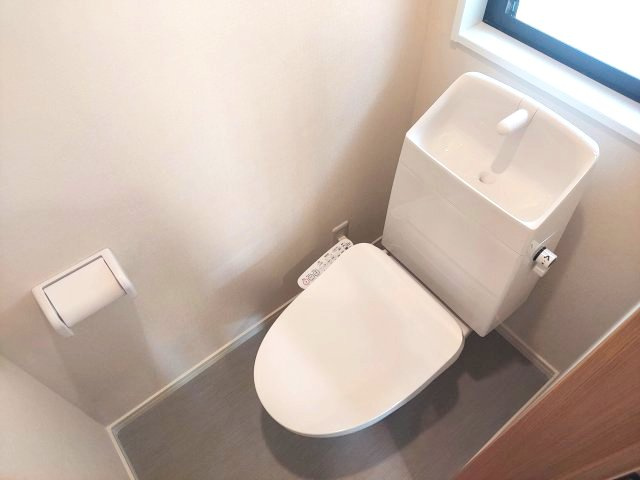宝塚市中州1丁目一戸建のトイレ|2階トイレ　温水洗浄便座付き