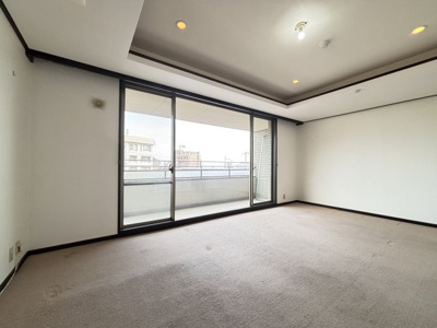 【居間・リビング】 | 篠原北町パークマンション | 開放的で高級感のある折り上げ天井のリビング