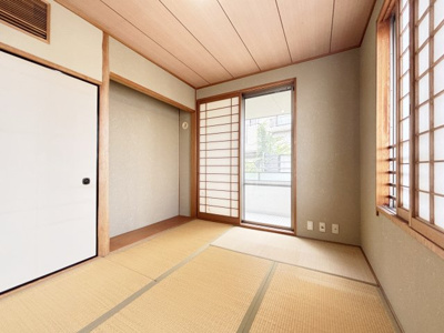 【和室】 | 篠原北町パークマンション | ２面彩光の６帖の和室はたっぷり収納できる押し入れ付き