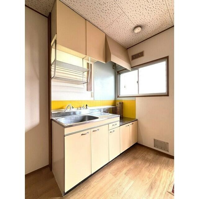 吊り棚付きのキッチンです♪