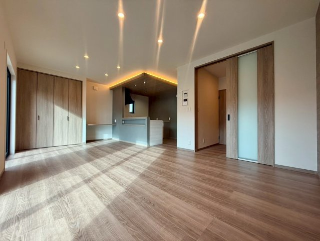 【耐震等級3×省令準耐火】いの町枝川　新築戸建の居間・リビング|木目の温もりが広がるリビング空間。家族が自然と集まる明るいLDKです。