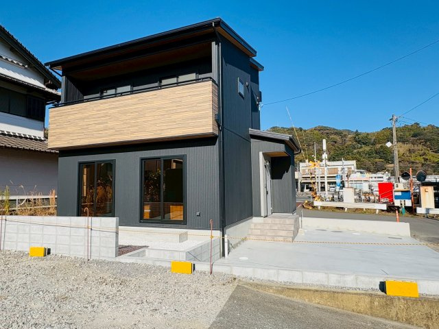 【耐震等級3×省令準耐火】いの町枝川　新築戸建の外観|3台駐車可◎落ち着いた色合いの外観で街並みに調和。