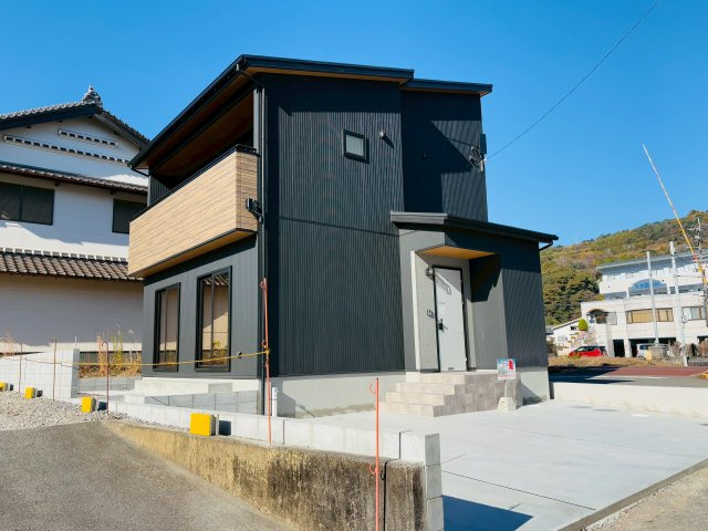 【耐震等級3×省令準耐火】いの町枝川　新築戸建の外観|3台駐車可◎落ち着いた色合いの外観で街並みに調和。