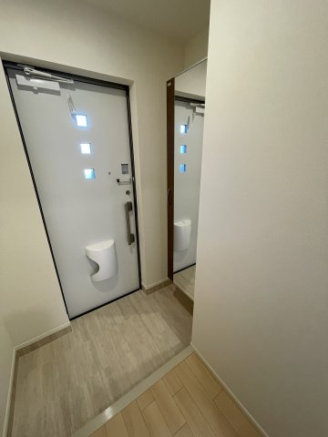 ラ　グリシーヌ　A棟の玄関