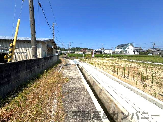 上野町のおトチ1号地　松山市上野町売土地の前面道路含む現地写真|前面道路含む現地写真です