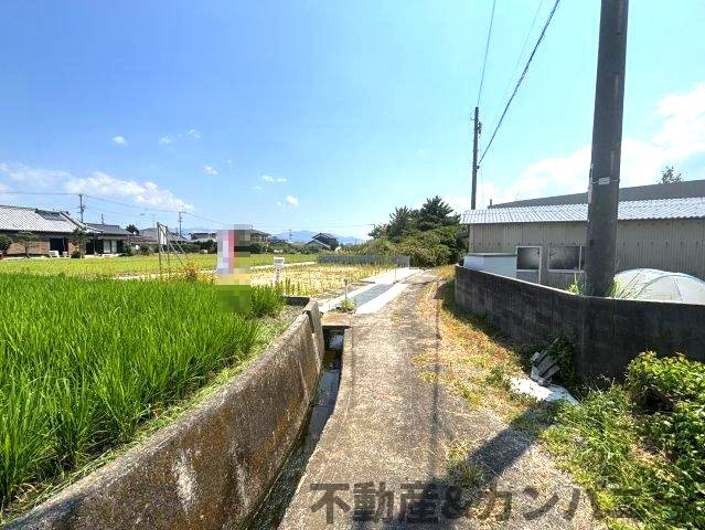 上野町のおトチ1号地　松山市上野町売土地の前面道路含む現地写真|前面道路含む現地写真です