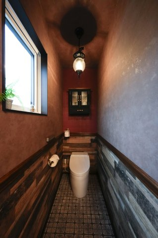 【中古戸建】足利市若草町のトイレ|■トイレ｜自然光が入る落ち着いた空間です。オシャレなクロスは落ち着いた空間を演出し、ついつい長居してしまいます。