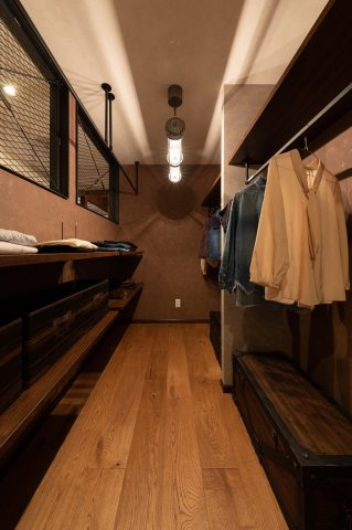 【中古戸建】足利市若草町の収納|■WIC｜お洋服はもちろん、使う頻度の少ない家具や小物・場所を取りがちな旅行用のスーツケースなどもしまえます。また、厚手のコートをしまっても充分な広さを堪能できるプランです♪