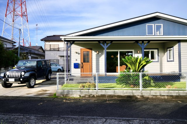 【中古戸建】足利市若草町の外観|■外観｜爽やかな青い外壁は青空によく馴染につつも目を引き、街並みに映えるデザインの住宅となっています♪