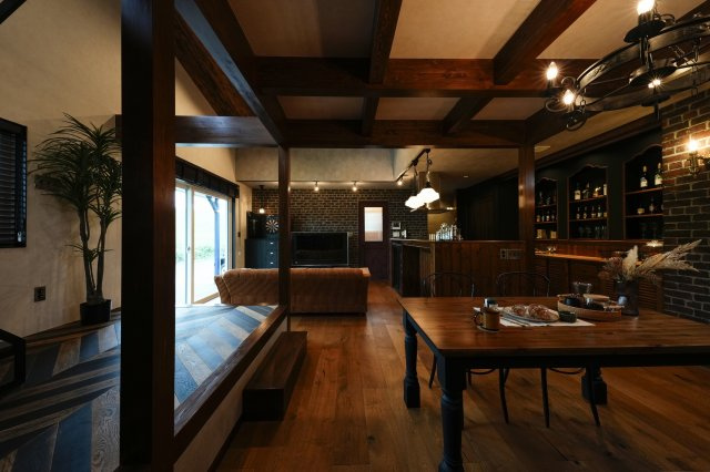【中古戸建】足利市若草町の居間・リビング|■リビング｜家族が集まる団らんのひととき、ひとりでリラックスしたい夜、ゲストを招いてわいわい過ごす休日、どんなシーンにも対応できるリビングです。