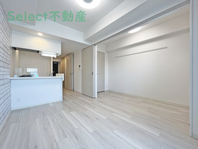 プレサンスＳＡＫＡＥフロントの居間・リビング