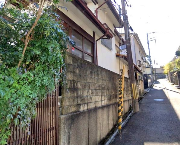 箕岡通4丁目の前面道路含む現地写真|採光と通風を享受できる角住戸
