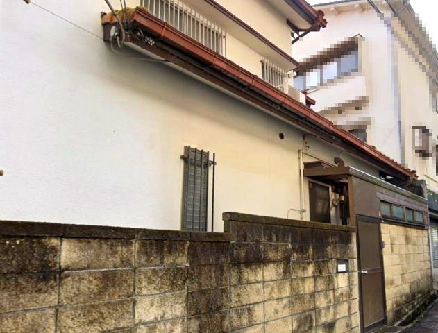 箕岡通4丁目の外観|キッチン横には、ゴミ置きや換気にも便利な出入り口があります
