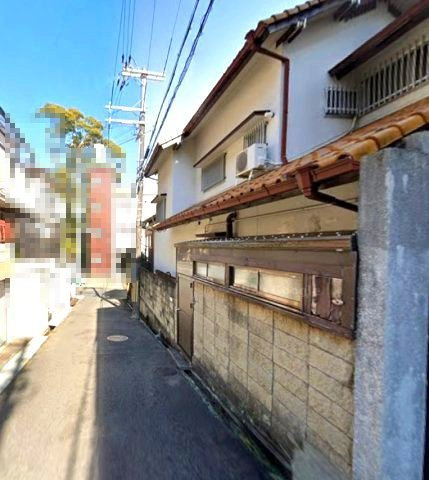 箕岡通4丁目の前面道路含む現地写真|角住戸ならではの三面採光！陽のあたる時間が長く、冬でも暖かいです
