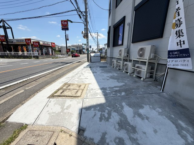 KT松戸六実の駐車場
