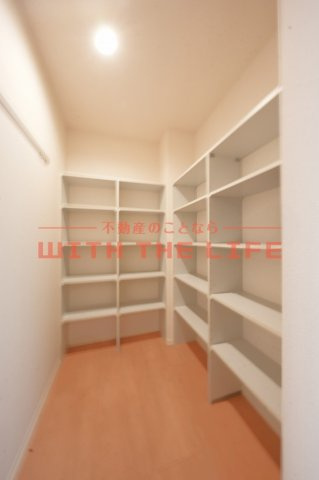 ヴィルヌーブ諏訪野A棟【キャッシュバック対象物件】の収納|小物を収納するのに便利です