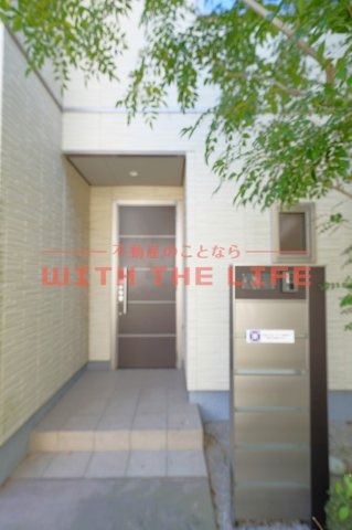 ヴィルヌーブ諏訪野A棟【キャッシュバック対象物件】の玄関|収納もある玄関です