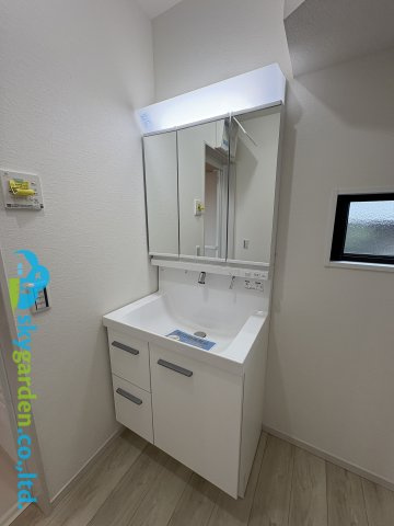 藤沢市本藤沢３期　新築戸建　全２棟１号棟の独立洗面台|独立洗面台、朝の身支度には欠かせません