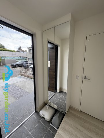 藤沢市本藤沢３期　新築戸建　全２棟１号棟の玄関|シューズボックス扉は姿見を兼ねた鏡面タイプ