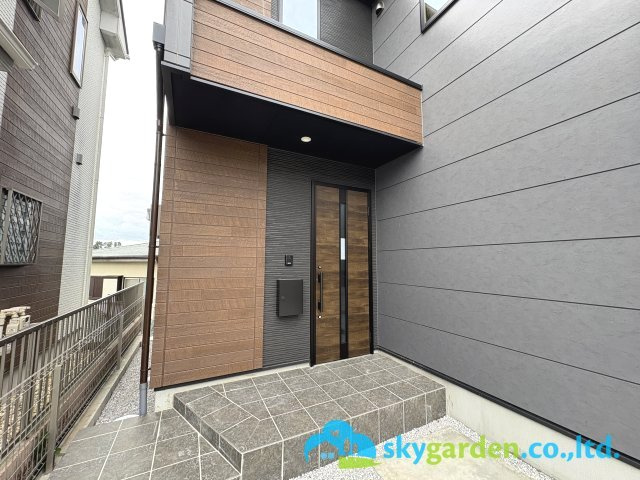 藤沢市本藤沢３期　新築戸建　全２棟１号棟の外観|玄関ポーチの様子