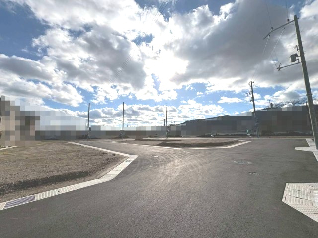 【建築条件無売土地】亀岡市千代川町今津2丁目の外観|前道の幅員は約6.0ｍ、住人や車の通行がしやすい整った区画です。