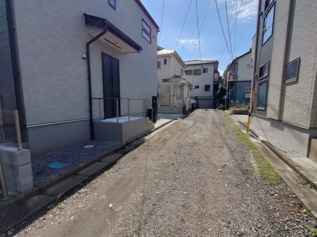 所沢市下安松 全1棟 新築分譲住宅 3,780万円の前面道路含む現地写真